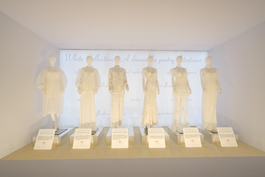 Design și textură: Raffaello by Mia Peculiar, colecție vestimentară expusă la Romanian Design Week