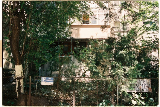 Peisaje ale îngrijirii – o expoziție din București explorează balcoanele și curțile ca povești despre memorie, comunitate și reziliență