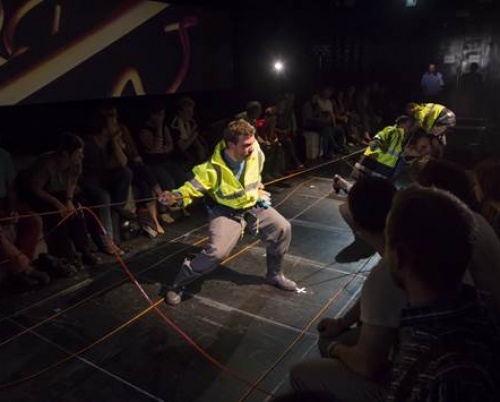 De la Vest la Est. De la Formă la Conținut