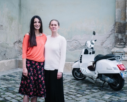 În jurul mesei cu grupul artistic Mixer 