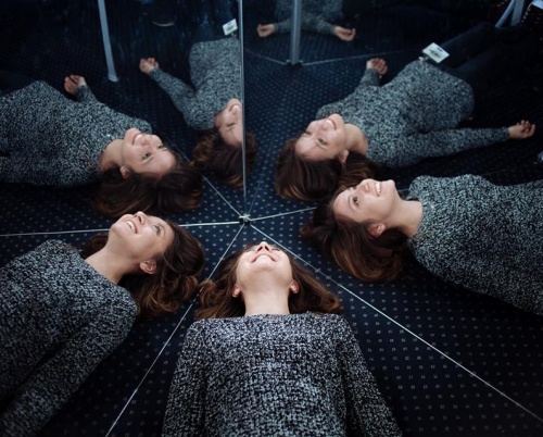 Mix de oglinzi și gânduri