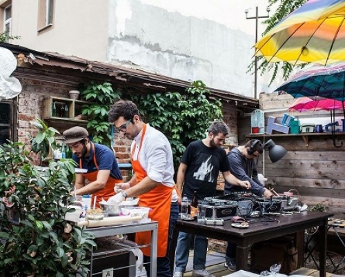 Dizainăr & Acuarela Bistro  // Designeri și Artiști la Grătar