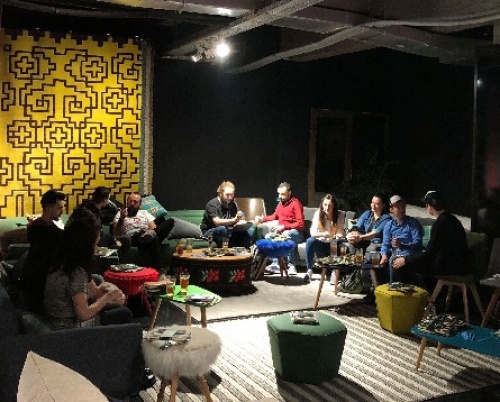 MOBILADALIN // KITRA PERSONALIZEAZĂ LIVE CANAPEAUA FLOW LA SHOWROOM-UL MOBILADALIN 