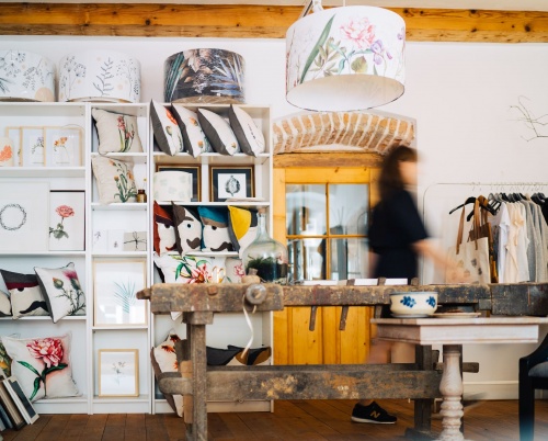 Creatoarea care jonglează cu succes cu arta ilustrației botanice și design-ul  