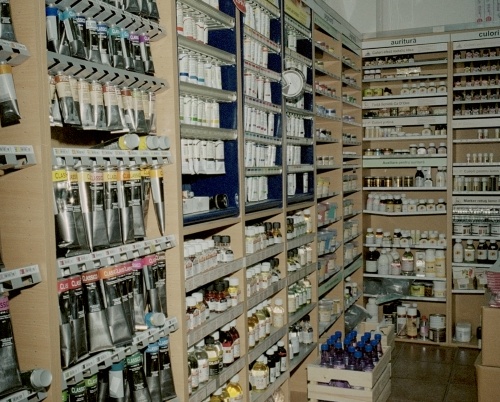 La pas prin cartier: Magazinul Pictor, culoare și inspirație pentru artiști