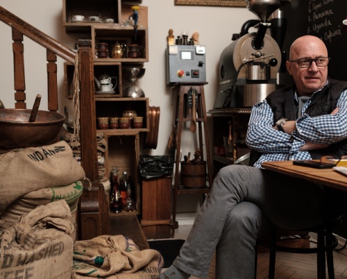 La pas prin cartier: Pas în trecut prin Camera din față