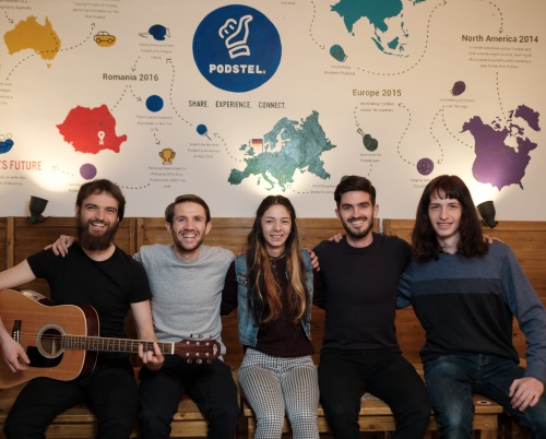 La pas prin cartier: Podstel Umbrella adăposteşte turişti din toată lumea