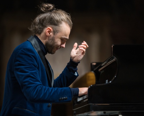 Dirijorul Christian Badea și pianistul Daniel Ciobanu deschid pe 2 aprilie 2020 stagiunea online a Filarmonicii „George Enescu”