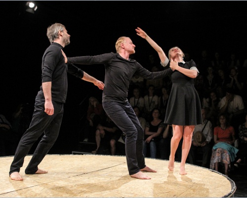 Pe 1 mai #StămAcasă. unteatru difuzează gratuit spectacolul ,,Hamlet’’ și concertul ,,9 piese remixate’’, de Alex Ștefănescu