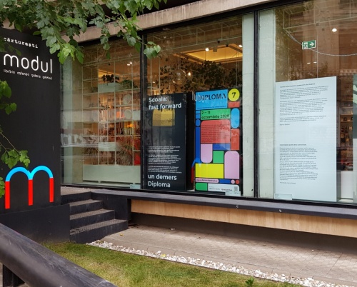 Expoziția capsulă Școala: fast forward, un demers DIPLOMA, poate fi văzută în vitrina Modul Cărturești