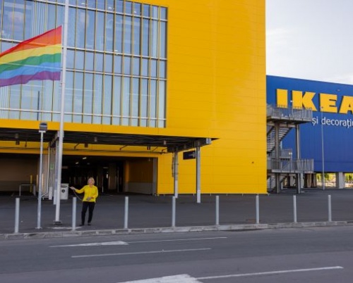 IKEA România ridică steagul curcubeu - „Dragostea e dincolo de cei patru pereți”