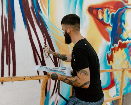 Noi lucrări de artă stradală și prima poezie murală apar începând de astăzi pe 10 ziduri din Sibiu