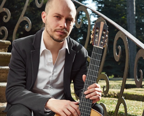 Portret în oglindă – chitaristul Alberto Mesirca