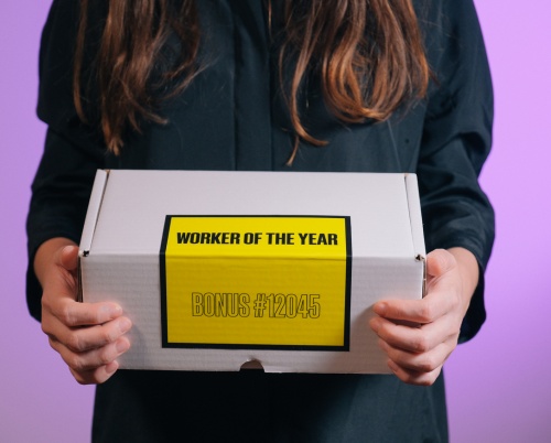 O NOUĂ FORMĂ DE SPECTACOL: WORKER OF THE YEAR ÎȚI LIVREAZĂ ACASĂ UN SHOW  DESPRE VIITOR