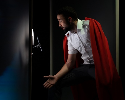 „Captain Amazing” - un ping-pong permanent într-o lume de personaje imaginare