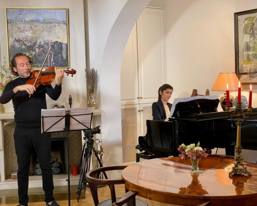 Saloanele SoNoRo – al patrulea episod, Living Room Music