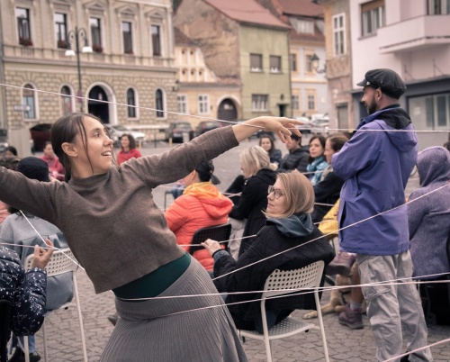 Femme Végétale. – 2 performance-uri ce explorează relația dintre corp și spațiul înconjurător