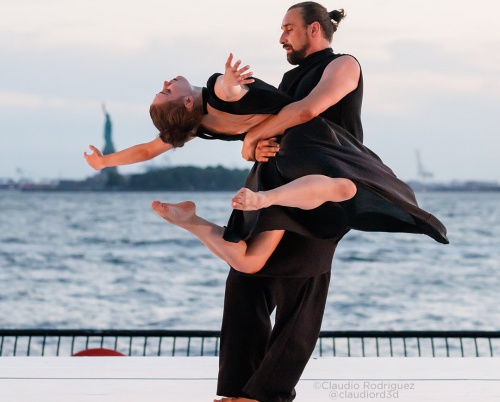 LINOTIP Centru Independent Coregrafic în co-producție cu Asociația DanceSpot prezintă: OMEN 