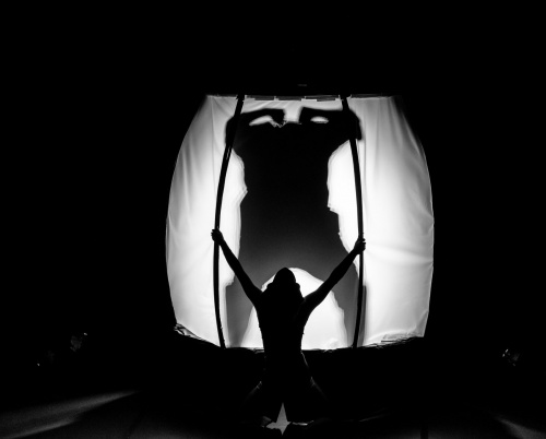 Spectacolul performativ „KOMOREBI. Lumina care se filtrează printre copaci”, pe 30 și 31 martie, la București