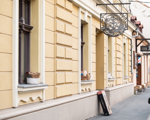 Independente, dar împreună de 25 de ani - povestea librăriei La Două Bufnițe