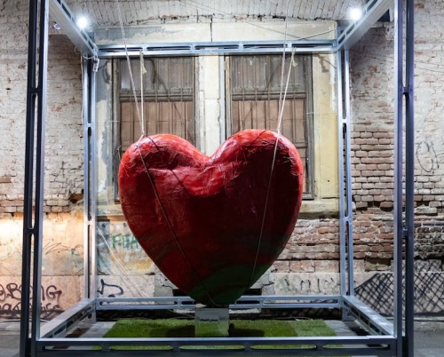 Anuala NAC - Neo Art Connect continuă la Cluj și la Sibiu cu expoziții, o intervenție arhitecturală inedită și două Inimi