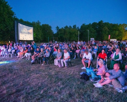 Peste 1500 de participanți la prima seară de Film în Sat de la Peștișani