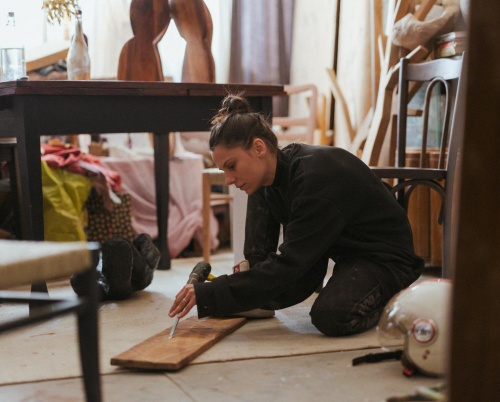 „Ecouri și lumini”:  o expoziție de Monica Ioniță, care reînvie materialele reciclate prin artă