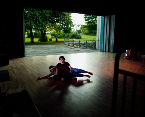 Spectacolul All in Good Time încheie proiectul de cercetare artistică No Reason To Dance? cu un turneu în Republica Moldova și România