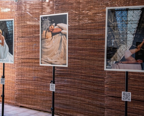 Vanner Collective prezintă instalația artistică „Să Cunoști Lumea”, o oglindire a frumuseții persoanelor cu dizabilități