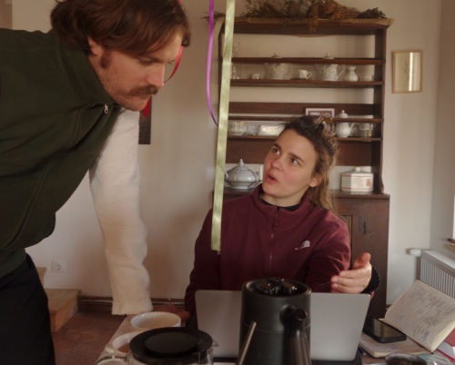 Fire, memorie, montaj: un documentar se țese la Șona