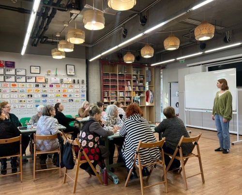 „Metamorfoze” – o instalație colaborativă de artă textilă, despre sănătatea mintală și puterea fragilității la vârsta a treia